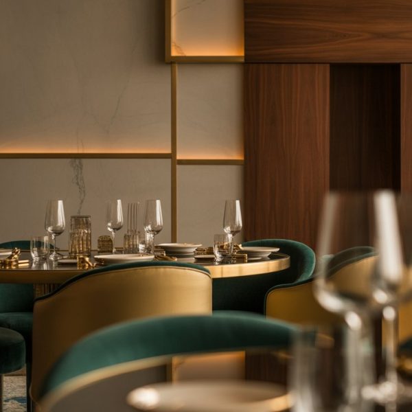 a cinematic photograph of an elegant fin ha0srasjsjswopugauvzva l3fltswkqzwwlakosx7zgw